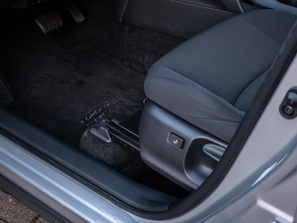 Fahrzeugansicht TOYOTA Corolla Cross 2.0 VVT-i Hybrid Team Deutschland - Bild 35